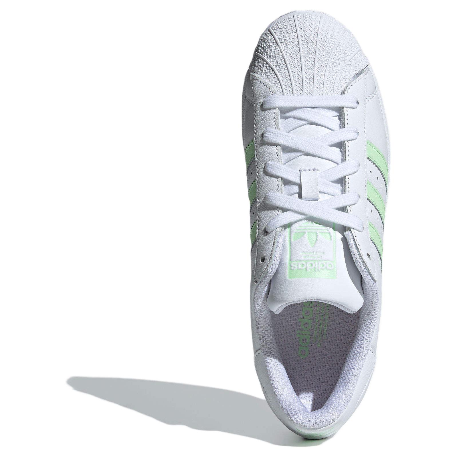 Shop (女性) adidas Superstar '白色半綠火花' IE3005