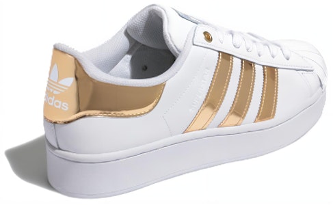 (W) adidas Superstar Bold 'Putih Emas Metalik' FV3340 Lookbook (W) adidas Superstar Bold 'Putih Emas Metalik' FV3340