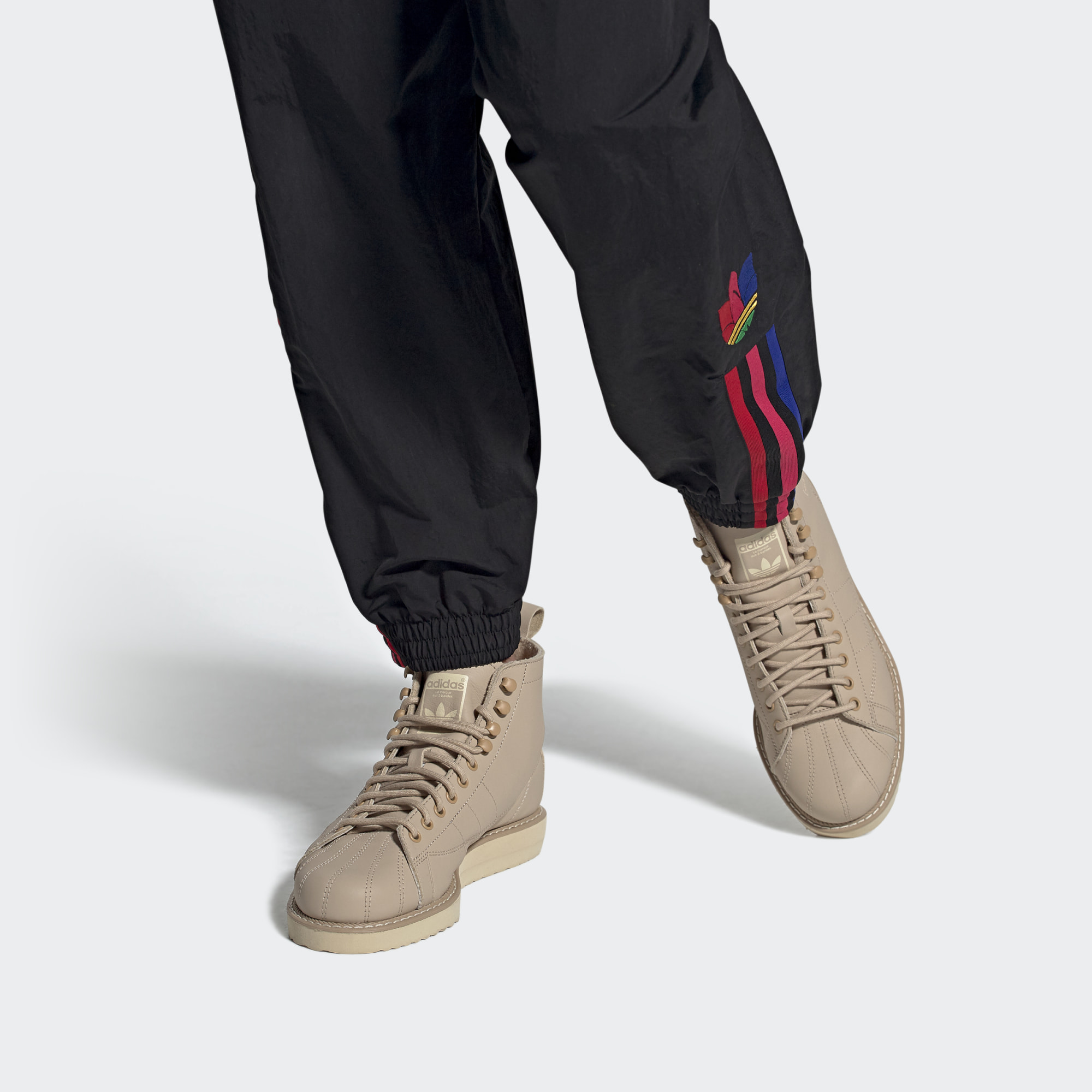 Sizing (W) adidas Superstar Boot Hiver Nude Pâle FZ3837