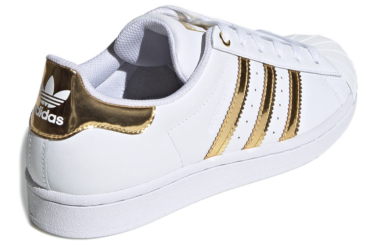 Shop （女裝）adidas Superstar 金屬鞋頭 '白金' FV3330