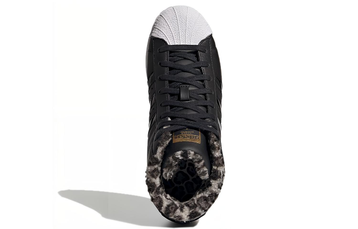Shop adidas originals Superstar Up 加絨 中幫 板鞋 女款 黑白金