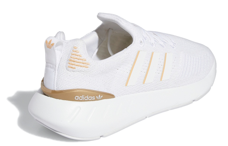 Shop （女款）adidas Swift Run 22 '白金屬色' GZ4973