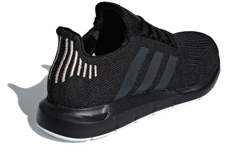 Lookbook (W) 阿迪达斯 Swift Run '核心黑' B37723