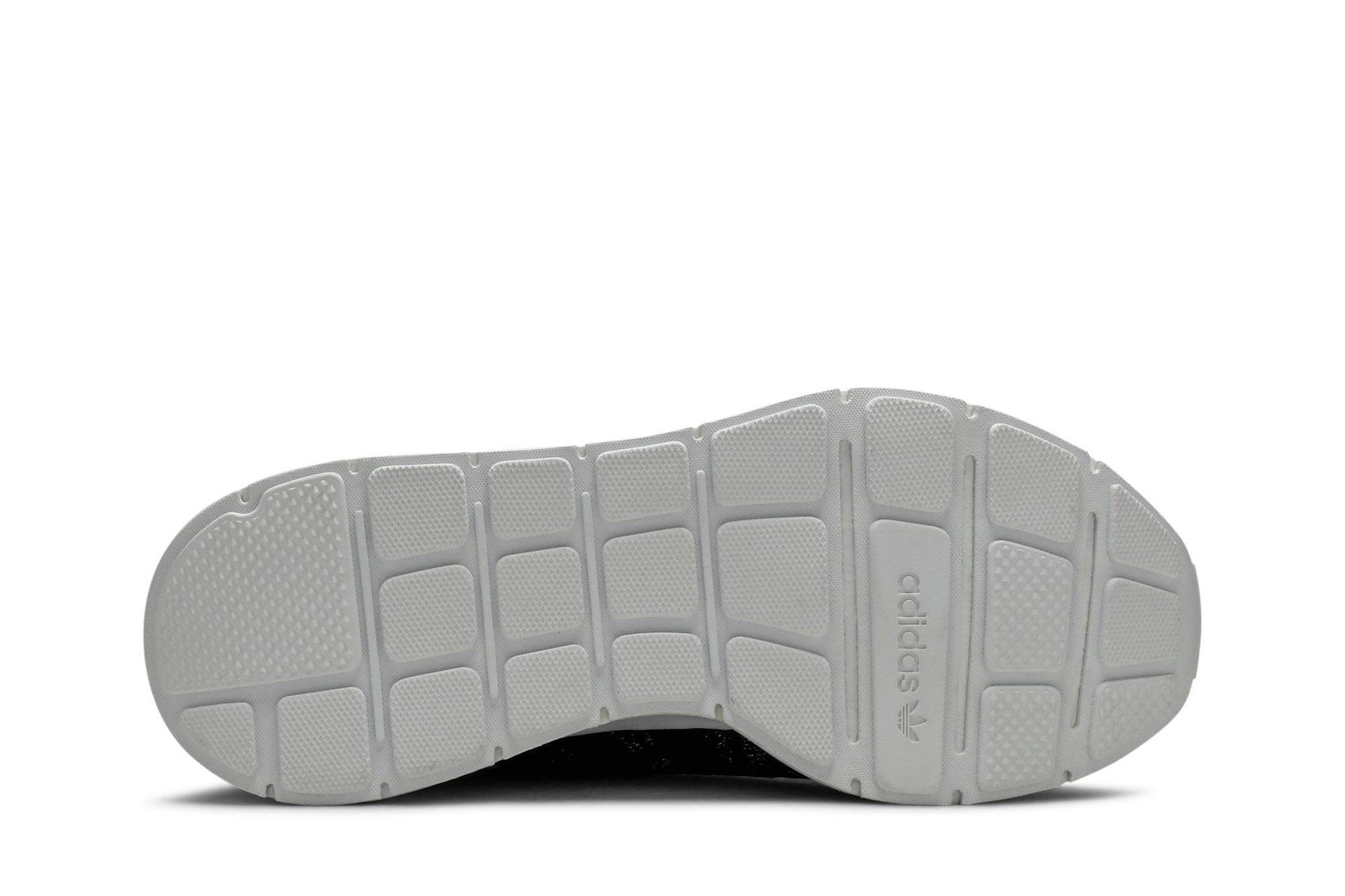 Shop (W) adidas Swift Run 'Hitam Teras' EG7984