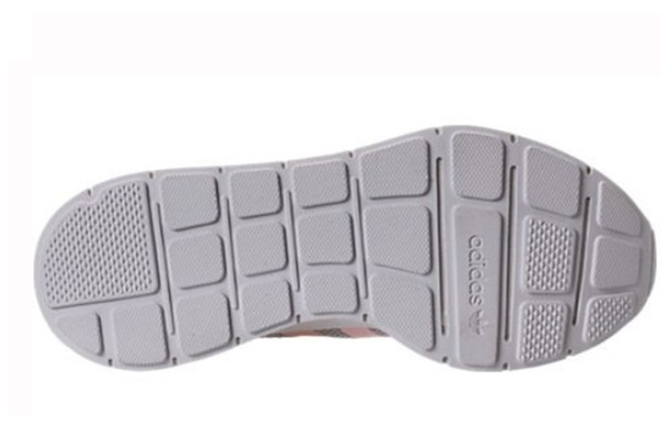 Shop （女款）阿迪达斯 Swift Run 灰色 兩色 粉冰 CG4140