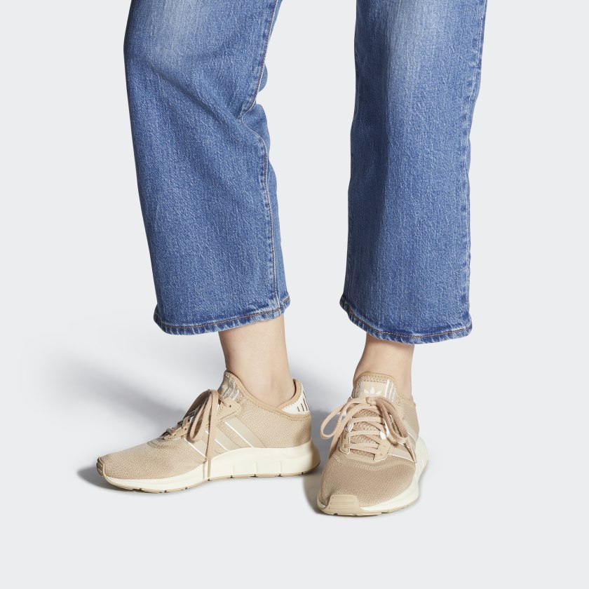 Sizing (W) 阿迪达斯 Swift Run X '浅裸色' FY2143