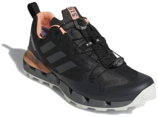 (W) adidas Terrex Fast GTX Surround ''Nero Grigio'' AQ0371 Lookbook (W) adidas Terrex Fast GTX Surround ''Nero Grigio'' AQ0371