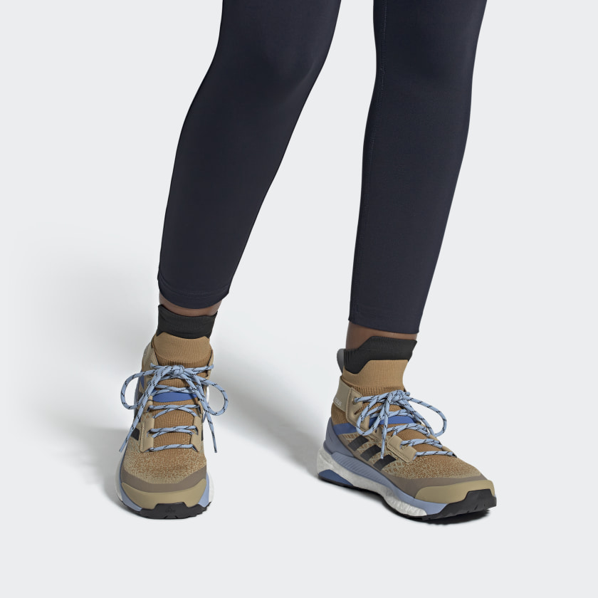 Sizing (W) テレックス フリーハイカー プライムブルー ベージュ (Terrex Furī Haikā Puraimuburū Bēju) FZ2970