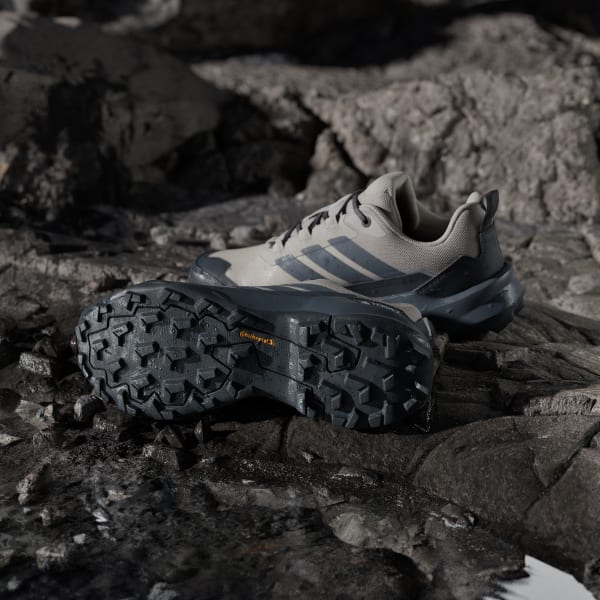 Shop (W) アディダス TERREX スカイチェイサー AX5 GTX ハイキングシューズ アルミナ/グレー/カーボン JQ6725