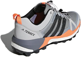Shop adidas Terrex Skychaser GTX 舒適耐磨戶外鞋 女款 石墨灰
