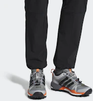 Sizing adidas Terrex Skychaser GTX 舒適耐磨戶外鞋 女款 石墨灰