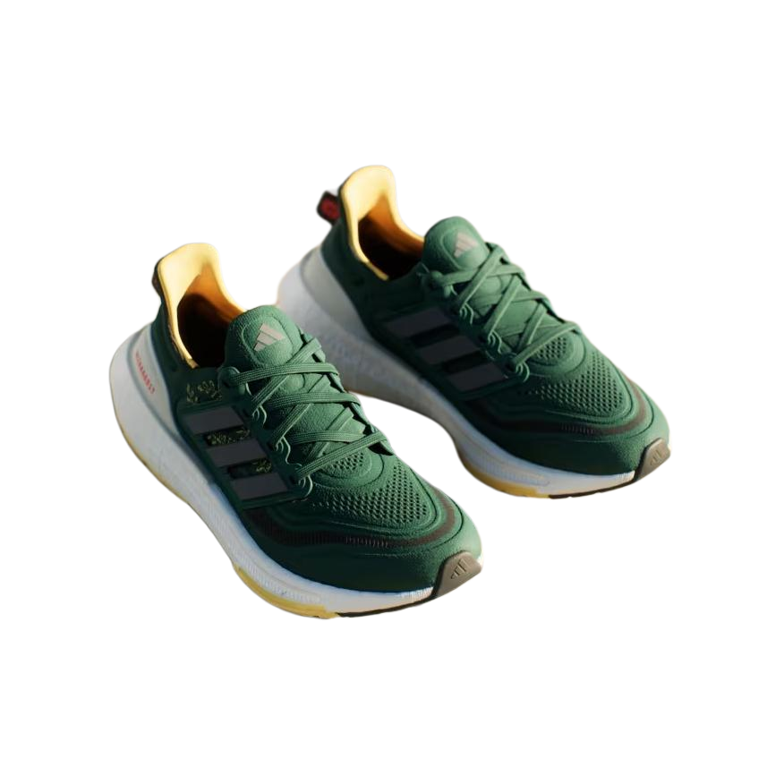 Shop adidas Ultraboost Light 舒適時尚減震耐磨 低筒跑步鞋 女款 白綠