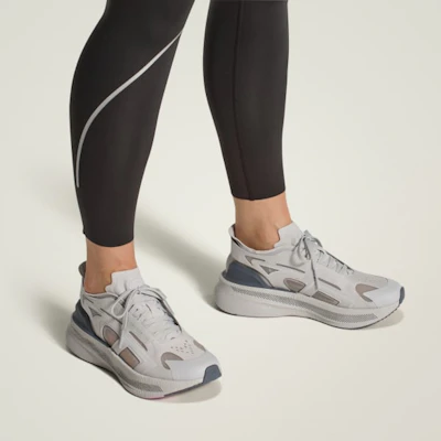 (W) adidas x Stella McCartney Ultraboost 5 Gris Claro/Plateado Metálico/Ónix KJ1019 Lookbook (W) adidas x Stella McCartney Ultraboost 5 Gris Claro/Plateado Metálico/Ónix KJ1019