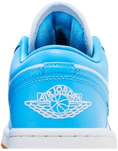 (W) 【女性用】エア ジョーダン 1 ロー "ダーク パウダー ブルー ガム" DC0774-104 DC0774-104 Sizing (W) 【女性用】エア ジョーダン 1 ロー "ダーク パウダー ブルー ガム" DC0774-104 DC0774-104