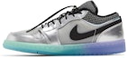 Lookbook (W) Air Jordan 1 Low SE 'Metallic Silver Gradient' dalam Perak Berkilauan Gradient. DJ5199-109