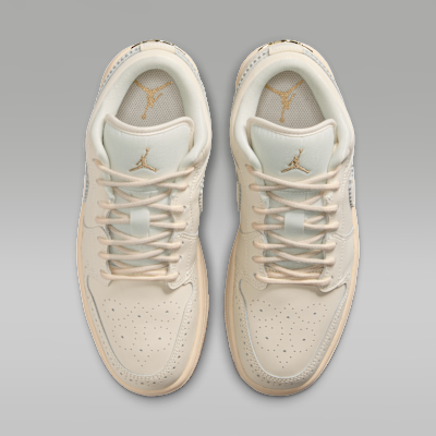 Shop (W) Air Jordan 1 Low SE 粉筆白/金屬金/珍珠白/粉筆色 IO0759-100