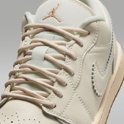 Sizing (W) Air Jordan 1 Low SE 粉筆白/金屬金/珍珠白/粉筆色 IO0759-100