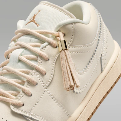(W) Air Jordan 1 Low SE 粉筆白/金屬金/珍珠白/粉筆色 IO0759-100 1