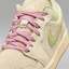 Sizing (W) Air Jordan 1 Low SE 米白/橄榄绿/珍珠白/冰胭脂红 II0569-100