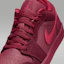 Sizing (W) Air Jordan 1 Low SE 团队红/塞拉红 IB7012-600