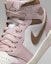 Sizing (W) Air Jordan 1 Pertengahan 'Pink Oxford Sail' BQ6472-620