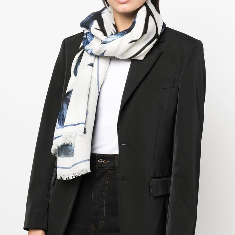 Lookbook (W) Alexander McQueen Syal Motif Bunga Putih/Biru Gaya Kasual Fashion 7100923200Q9060