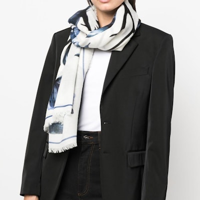 (W) Alexander McQueen Syal Motif Bunga Putih/Biru Gaya Kasual Fashion 7100923200Q9060 Lookbook (W) Alexander McQueen Syal Motif Bunga Putih/Biru Gaya Kasual Fashion 7100923200Q9060