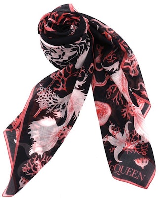 (W) Alexander McQueen Selendang Bunga Kapas Wanita Hitam. 6849973624Q1072 Lookbook (W) Alexander McQueen Selendang Bunga Kapas Wanita Hitam. 6849973624Q1072