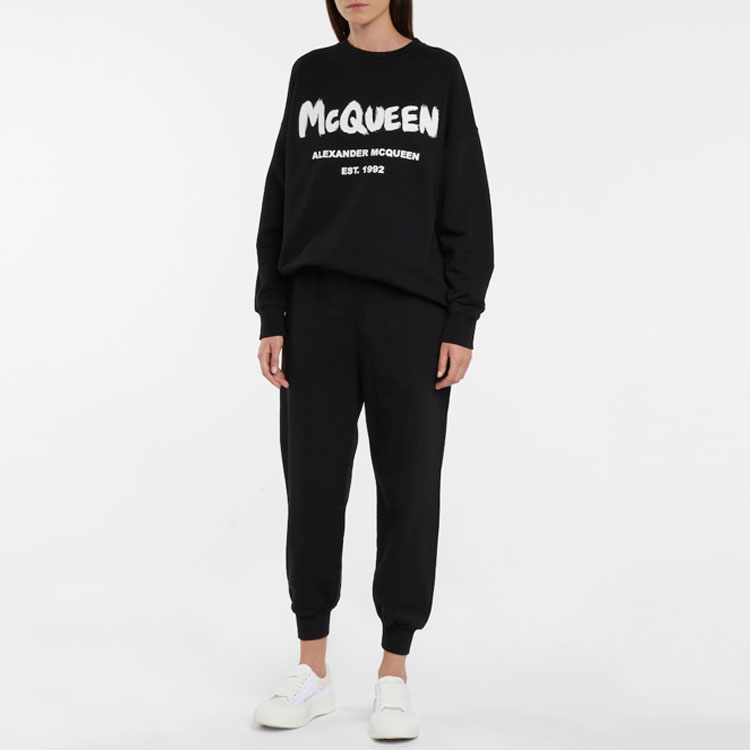 Lookbook (Women) Alexander McQueen FW21 Black Letter Logo Print Crewneck Sweatshirt. 659975-QZADI-0520