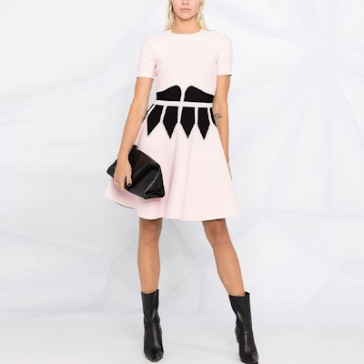 (W) Alexander McQueen FW21 Gaun Pendek A-Line Lengan Pendek Logo Pink. 650284-Q1ASI-5061 Lookbook (W) Alexander McQueen FW21 Gaun Pendek A-Line Lengan Pendek Logo Pink. 650284-Q1ASI-5061