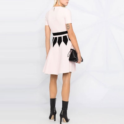 (W) Alexander McQueen FW21 Gaun Pendek A-Line Lengan Pendek Logo Pink. 650284-Q1ASI-5061 Shop (W) Alexander McQueen FW21 Gaun Pendek A-Line Lengan Pendek Logo Pink. 650284-Q1ASI-5061