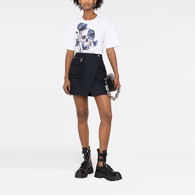 (Women) Alexander McQueen FW22 Floral Skull Logo Print White Tee Round Neck. 711381-QZAGS-0900 Shop (Women) Alexander McQueen FW22 Floral Skull Logo Print White Tee Round Neck. 711381-QZAGS-0900