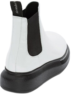 Alexander McQueen 亞歷山大·麥昆 小牛皮 黑色側邊拼飾 萬用切爾西靴 女款 白色 Shop Alexander McQueen 亞歷山大·麥昆 小牛皮 黑色側邊拼飾 萬用切爾西靴 女款 白色