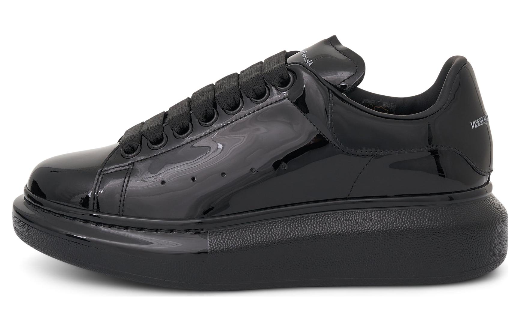 Buy (W) 알렉산더 맥퀸 블랙 에나멜 레이스업 스니커즈 718130WIA3C1000