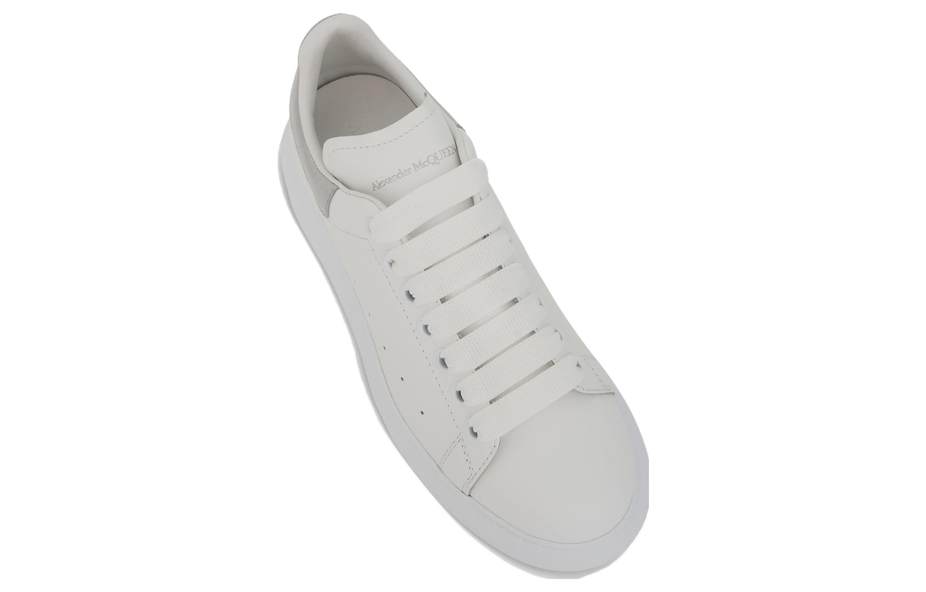 Lookbook (W) 알렉산더 맥퀸 오버사이즈 스니커즈 '화이트 이리데센트' 553770-WIB9V-9637
