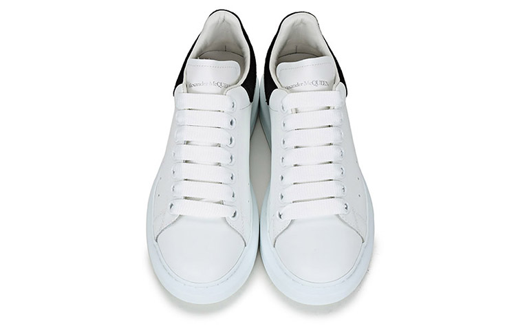 Shop (W) 알렉산더 맥퀸 오버사이즈 스니커즈 (화이트/블랙) 650788-WHZ4K-9061