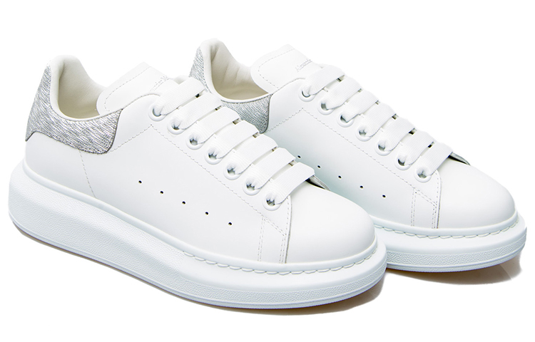 Shop (W) 알렉산더 맥퀸 오버사이즈 스니커즈 (화이트 실버) 558945-WHZ4I-9071