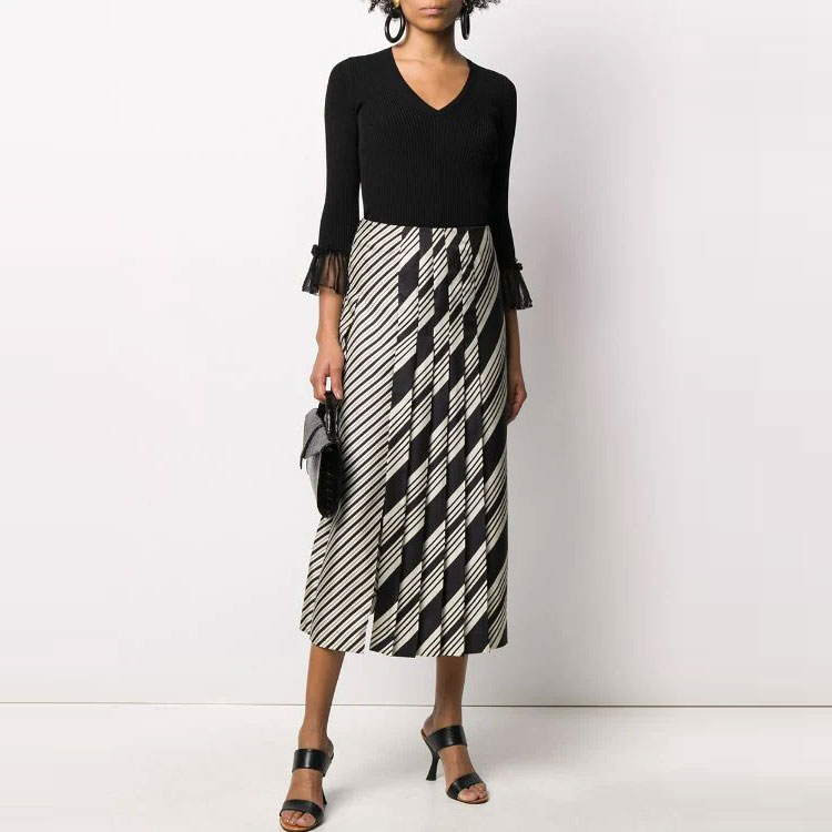 Lookbook (W) Alexander McQueen Baju Hitam Knit Lengan Panjang Wanita dengan Lipatan Manset 610766-Q1AM6-1000