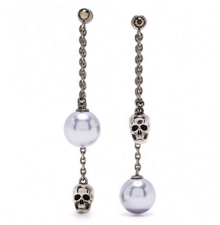 women-alexander-mc-queen-silver-skull-drop-earrings-with-mother-of-pearl-and-pearls-651156-j160-x4030