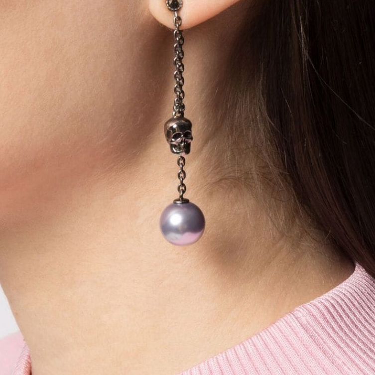 Lookbook (W) アレキサンダー・マックイーン シルバースカルドロップピアス マザーオブパール付き 651156J160X4030