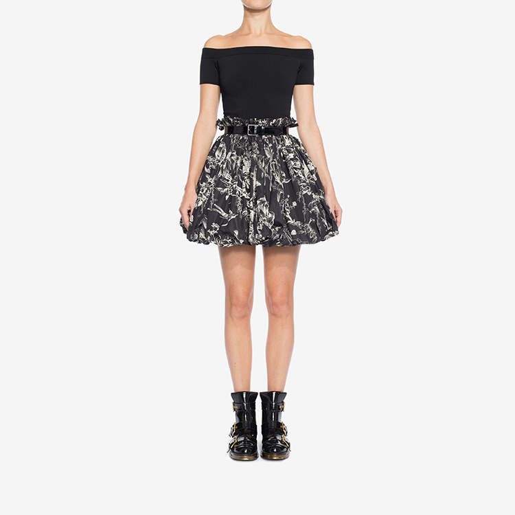 Lookbook (W) 亚历山大·麦昆 SS21 黑色露肩弹力针织上衣毛衣. 585234-Q1AF1-1000