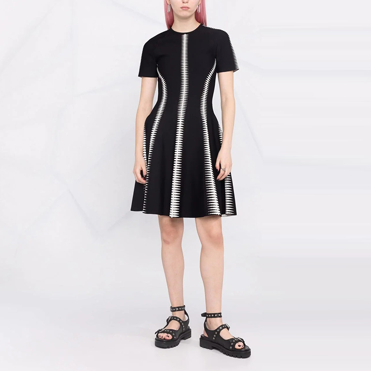 Lookbook (W) Alexander McQueen SS22 Jacquard A-Line Dress Lengan Pendek Wanita Hitam 688606-Q1AZB-1008