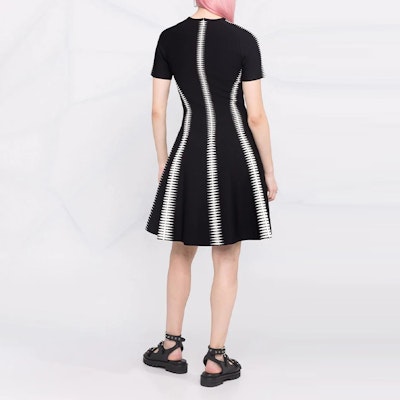 (W) Alexander McQueen SS22 Jacquard A-Line Dress Lengan Pendek Wanita Hitam 688606-Q1AZB-1008 Shop (W) Alexander McQueen SS22 Jacquard A-Line Dress Lengan Pendek Wanita Hitam 688606-Q1AZB-1008