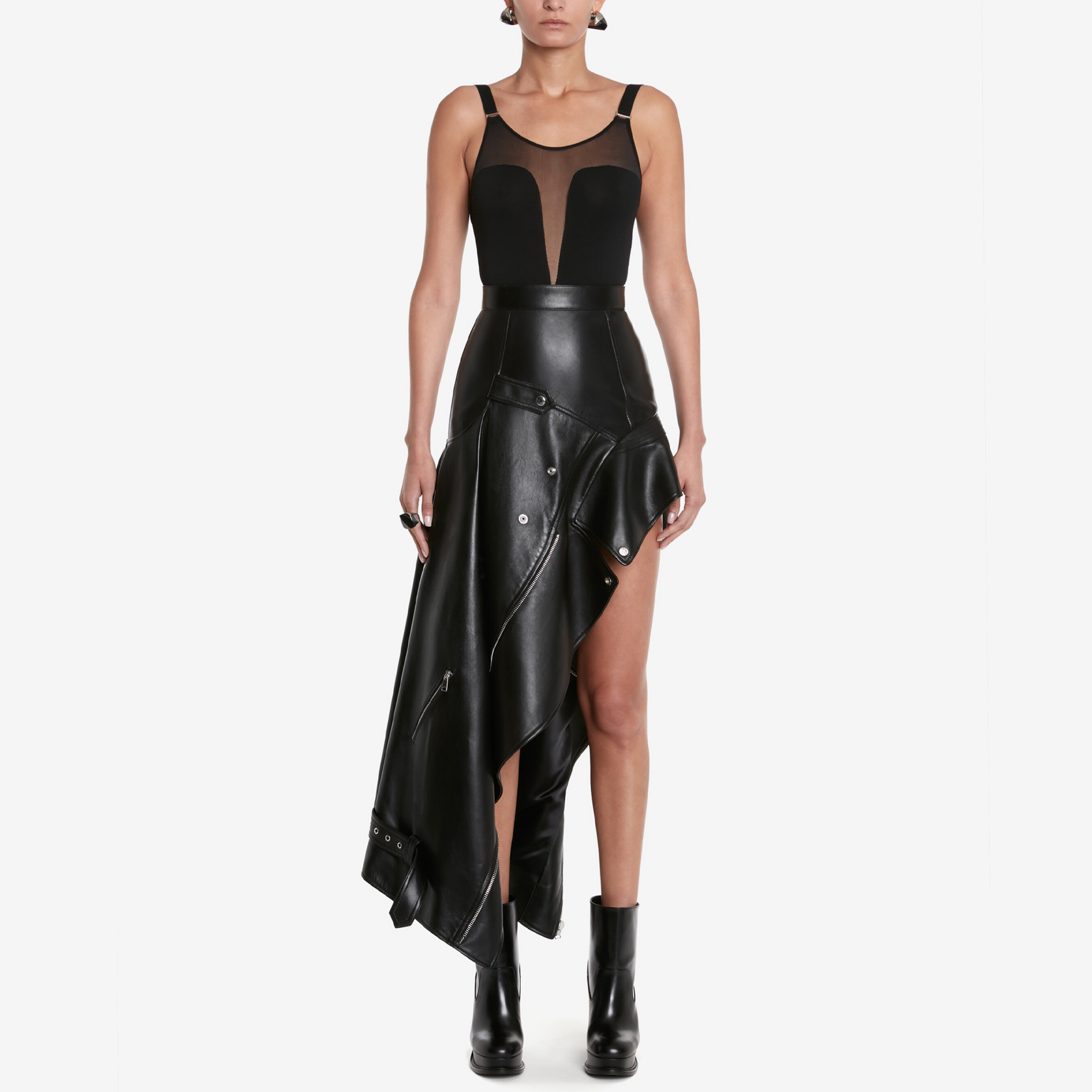 Lookbook (W) 알렉산더 맥퀸 SS23 블랙 슬리브리스 슬림 점프슈트. 748038-Q1A5S-1000