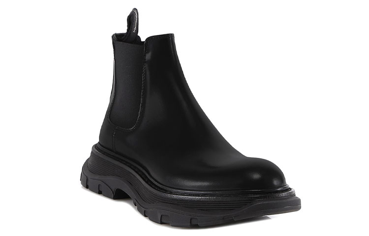 Shop (W) Alexander McQueen Tread Chelsea Boot 'Hitam' 641837WHZ841000