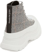 Alexander McQueen Tread Slick 時尚馬丁靴 女款 黑白銀 Shop Alexander McQueen Tread Slick 時尚馬丁靴 女款 黑白銀