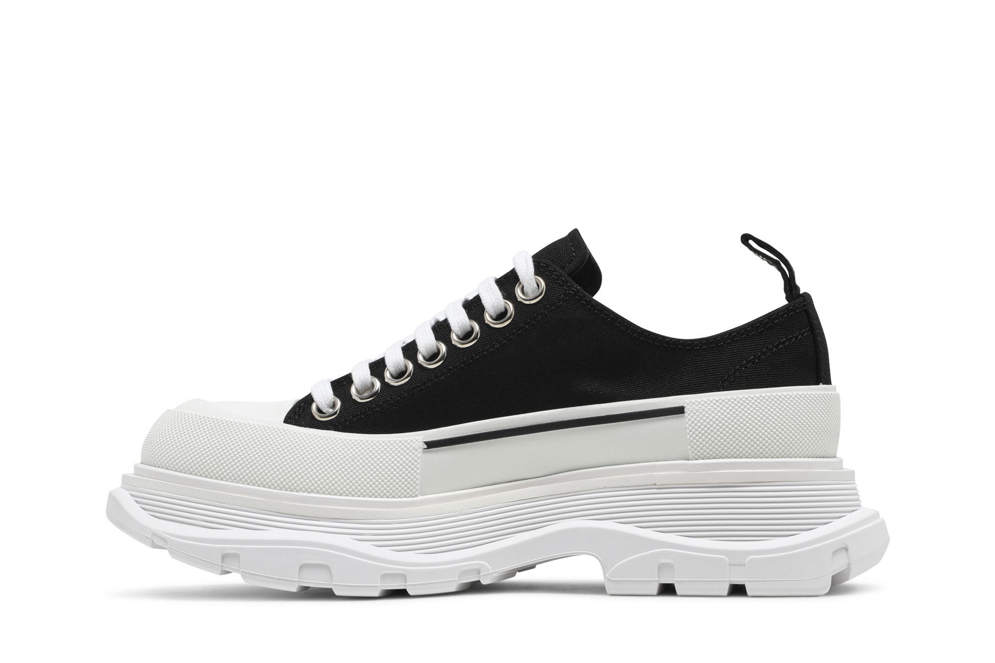 Shop 亞歷山大麥昆 Alexander McQueen Tread Slick 帆布 系帶圓頭復古 短筒 馬丁靴 女款 黑白