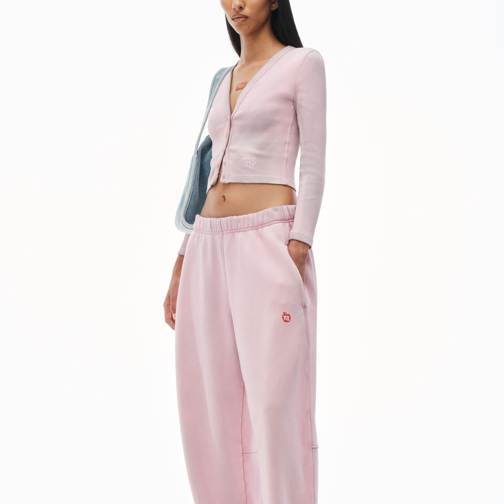 Lookbook (W) Alexander Wang Pink Cardigan Rajut Crop V-Neck Kancing Solid. 4CC2242082688A