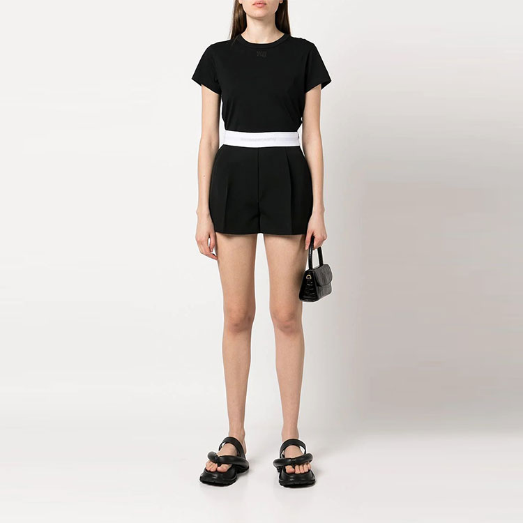 Lookbook (W) Alexander Wang FW22 Kaos Hitam Logo Bordir Crewneck Reguler. 4CC3221358-001