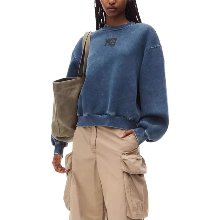 Lookbook (W) 알렉산더왕 FW24 로고 크루넥 풀오버 스웨트셔츠 애시드 워시 블랙. 4CC3241518424A